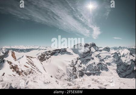 Belle montagne couverte de neige dans le village de montagne des Diableret en Suisse. Banque D'Images