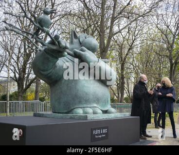 L'épouse du Président français Brigitte Macron (R) marche avec le caricaturiste belge Philippe Geluck alors qu'ils regardent une sculpture de son personnage de sa bande dessinée "le Chat", exposée dans une exposition extérieure sur les champs Elysées à Paris le 26 mars 2021. Vingt statues de bronze du personnage de Geluck de 'le Chat' (le Chat) sont exposées du 26 mars au 9 juin 2021. Photo par Eliot Blondt/ABACAPRESS.COM Banque D'Images