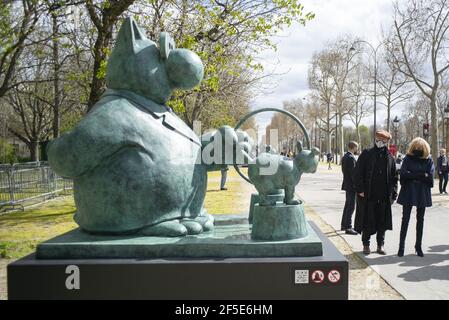 L'épouse du Président français Brigitte Macron (R) marche avec le caricaturiste belge Philippe Geluck alors qu'ils regardent une sculpture de son personnage de sa bande dessinée "le Chat", exposée dans une exposition extérieure sur les champs Elysées à Paris le 26 mars 2021. Vingt statues de bronze du personnage de Geluck de 'le Chat' (le Chat) sont exposées du 26 mars au 9 juin 2021. Photo par Eliot Blondt/ABACAPRESS.COM Banque D'Images