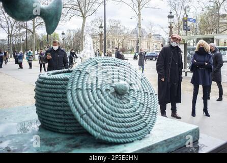 L'épouse du Président français Brigitte Macron (R) marche avec le caricaturiste belge Philippe Geluck alors qu'ils regardent une sculpture de son personnage de sa bande dessinée "le Chat", exposée dans une exposition extérieure sur les champs Elysées à Paris le 26 mars 2021. Vingt statues de bronze du personnage de Geluck de 'le Chat' (le Chat) sont exposées du 26 mars au 9 juin 2021. Photo par Eliot Blondt/ABACAPRESS.COM Banque D'Images