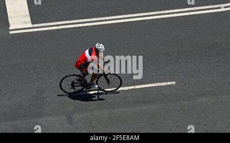 Cycliste de route en rouge pris d'en haut Banque D'Images