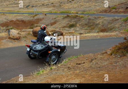 Moto classique et Sidecar avec passager utilisé pour donner des visites de l'île. Banque D'Images