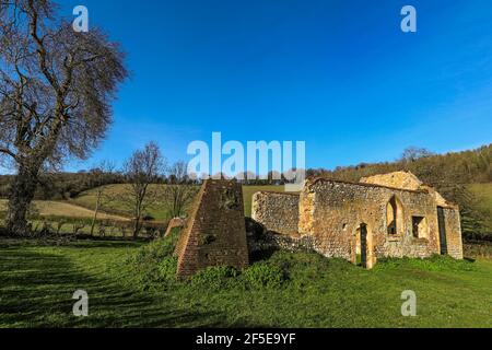 Ruines de l'église Saint-Jacques, fond de Bix. Autrefois central au village médiéval de marque Bix qui déclina dans le 18ème C. Bix Bottom, Henley-on-Thames, Oxfordshire Banque D'Images