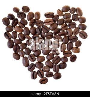 Coeur fait de grains de café isolés sur un fond blanc. Banque D'Images