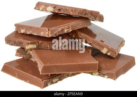 Tas de cubes de chocolat avec des noix isolées sur fond blanc. Banque D'Images