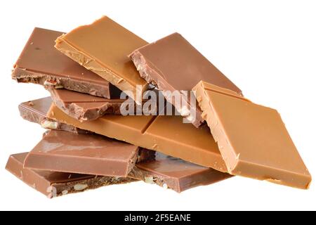 Tas de cubes de chocolat avec des noix isolées sur fond blanc. Banque D'Images