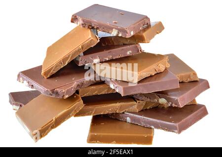 Tas de cubes de chocolat avec des noix isolées sur fond blanc. Banque D'Images