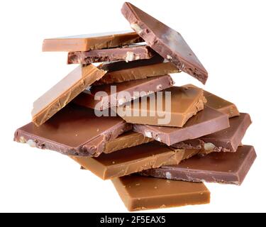 Tas de cubes de chocolat avec des noix isolées sur fond blanc. Banque D'Images