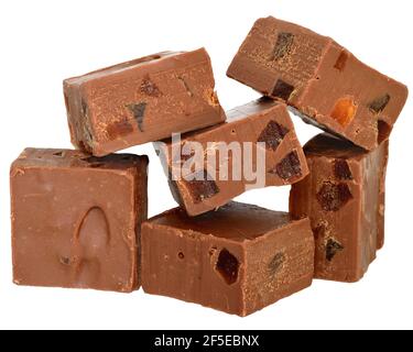 Cubes de chocolat au lait remplis de fruits confits à l'orange isolés sur fond blanc. Banque D'Images