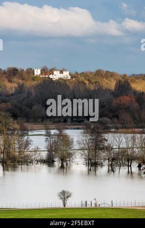 La Tamise inondée à Culham, avec Medmenham et Danesfield House Hotel Beyond ; Aston, Remenham, Berkshire, Royaume-Uni Banque D'Images