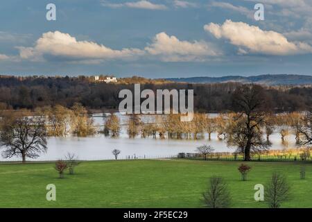 Inondations sur la plaine inondable de la Tamise à Culham, avec Medmenham et Danesfield House Hotel au loin; Aston, Remenham, Berkshire, Royaume-Uni Banque D'Images