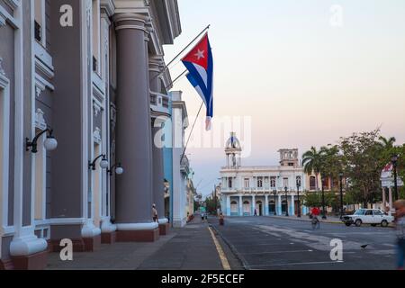 Cuba, Cienfuegos, Palacio de Gobierno et à distance Casa de la Cultura Benjamin Duarte - ancien Palacio de Ferrer (1918) Banque D'Images