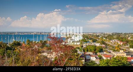 Cuba, La Havane, vue de Punta Gorda à vers Cienfuegos Yacht Club et Palacio Azul Banque D'Images