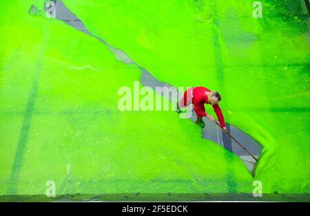 Les techniciens des artistes de l'alimentation Bombas et Parr préparent la plus grande installation d'art en gelée au monde pour le festival de nuit du Musée en répandant 55,000 litres de gelée vert de chaux autour de la ss Grande-Bretagne à Bristol. La gelée, inspirée par l'utilisation historique de la chaux par les marins, sera éclairée par le dessous, ce qui fait que le légendaire paquebot de Brunel semble flotter sur une mer de gelée. 18 mai 2012. Banque D'Images