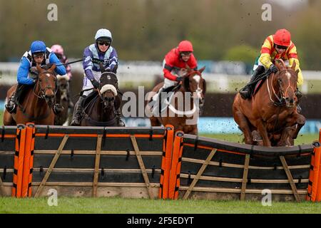 Jarveys plate monté par Paddy Brennan (à droite) effacer le dernier pour gagner le BV handicap de l'obstacle à Newbury Racecourse. Date de la photo : vendredi 26 mars 2021. Banque D'Images