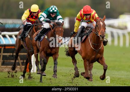 Jarveys plate monté par Paddy Brennan clear le dernier à gagner le BV handicap de l'obstacle à Newbury Racecourse. Date de la photo : vendredi 26 mars 2021. Banque D'Images