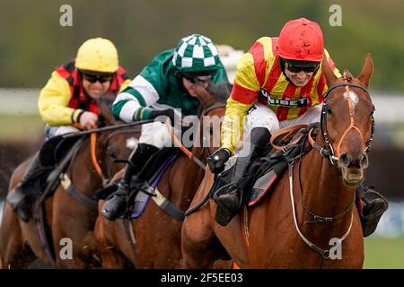 Jarveys plate monté par Paddy Brennan clear le dernier à gagner le BV handicap de l'obstacle à Newbury Racecourse. Date de la photo : vendredi 26 mars 2021. Banque D'Images