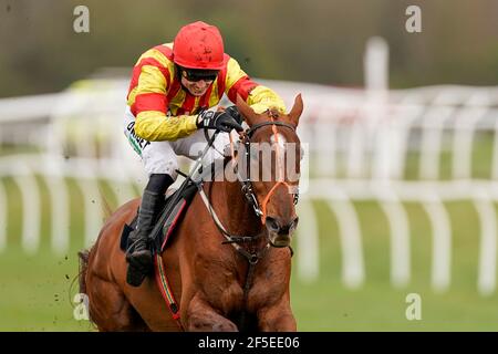 Jarveys plate monté par Paddy Brennan clear le dernier à gagner le BV handicap de l'obstacle à Newbury Racecourse. Date de la photo : vendredi 26 mars 2021. Banque D'Images