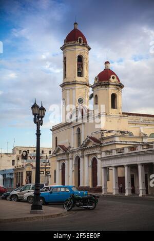 Cuba, Cienfuegos, Parque Martí, Catedral de la Purisima Concepcion Banque D'Images