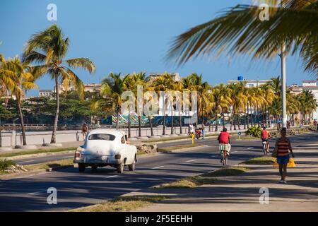 Cuba, Cienfuegos, voiture américaine classique sur le Malecon reliant le centre-ville à Punta Gorda Banque D'Images