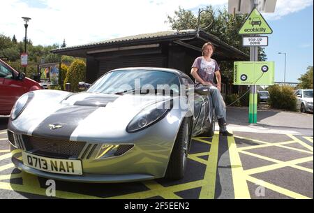 Dale Vince, propriétaire d'Ecotricity, à une station de charge dans la station de service de Michael Wood sur la M5 près de Stroud, où est basée la société d'énergie verte. Ecotricity lancera demain (mercredi) le premier réseau national de chargement de voitures électriques du pays. 26 juillet 2011 photo par Adam Gasson Banque D'Images