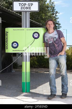 Dale Vince, propriétaire d'Ecotricity, à une station de charge dans la station de service de Michael Wood sur la M5 près de Stroud, où est basée la société d'énergie verte. Ecotricity lancera demain (mercredi) le premier réseau national de chargement de voitures électriques du pays. 26 juillet 2011 photo par Adam Gasson Banque D'Images