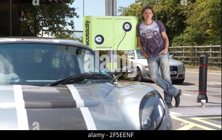 Dale Vince, propriétaire d'Ecotricity, à une station de charge dans la station de service de Michael Wood sur la M5 près de Stroud, où est basée la société d'énergie verte. Ecotricity lancera demain (mercredi) le premier réseau national de chargement de voitures électriques du pays. 26 juillet 2011 photo par Adam Gasson Banque D'Images