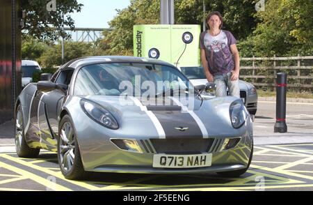 Dale Vince, propriétaire d'Ecotricity, à une station de charge dans la station de service de Michael Wood sur la M5 près de Stroud, où est basée la société d'énergie verte. Ecotricity lancera demain (mercredi) le premier réseau national de chargement de voitures électriques du pays. 26 juillet 2011 photo par Adam Gasson Banque D'Images