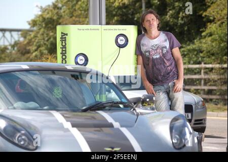 Dale Vince, propriétaire d'Ecotricity, à une station de charge dans la station de service de Michael Wood sur la M5 près de Stroud, où est basée la société d'énergie verte. Ecotricity lancera demain (mercredi) le premier réseau national de chargement de voitures électriques du pays. 26 juillet 2011 photo par Adam Gasson Banque D'Images