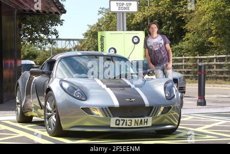 Dale Vince, propriétaire d'Ecotricity, à une station de charge dans la station de service de Michael Wood sur la M5 près de Stroud, où est basée la société d'énergie verte. Ecotricity lancera demain (mercredi) le premier réseau national de chargement de voitures électriques du pays. 26 juillet 2011 photo par Adam Gasson Banque D'Images