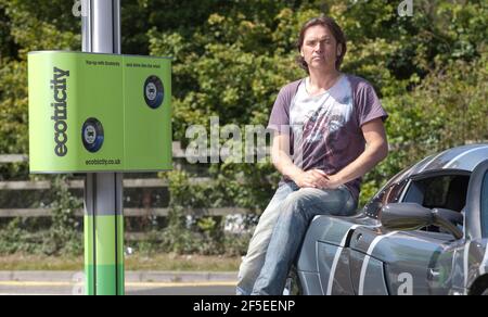 Dale Vince, propriétaire d'Ecotricity, à une station de charge dans la station de service de Michael Wood sur la M5 près de Stroud, où est basée la société d'énergie verte. Ecotricity lancera demain (mercredi) le premier réseau national de chargement de voitures électriques du pays. 26 juillet 2011 photo par Adam Gasson Banque D'Images