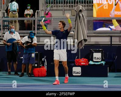 Miami Gardens, États-Unis. 26 mars 2021. Denis Kudla, des États-Unis, célèbre après avoir battu Jeremy Chardy de France sur le terrain du stade à l'Open de Miami au Hard Rock Stadium de Miami Gardens, en Floride, le jeudi 25 mars 2021. Kudla défait Chardy 3-6, 6-3, 6-4. Photo de Gary I Rothstein/UPI crédit: UPI/Alay Live News Banque D'Images