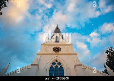 Stellenbosch- Cape Town, Afrique du Sud - 18-03-2021 une vue magnifique de l'église néerlandaise réformée à Stellenbosch pendant un coucher de soleil chaud. Banque D'Images