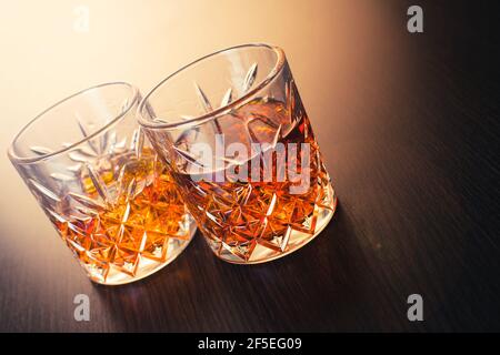 boisson alcoolisée, whisky dans des verres sur fond de bois brun Banque D'Images
