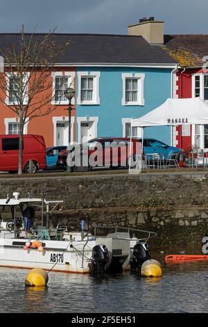 Certaines des nombreuses maisons en terrasse colorées style Régence 19thC près du port dans cette ville portuaire côtière populaire, Aberaeron, Ceredigion, pays de Galles, Royaume-Uni Banque D'Images