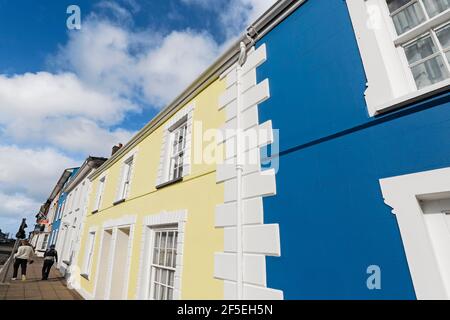 Certaines des nombreuses maisons en terrasse colorées style Régence 19thC près du port dans cette ville portuaire côtière populaire, Aberaeron, Ceredigion, pays de Galles, Royaume-Uni Banque D'Images
