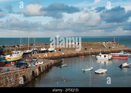 Le mur du port de cette ville populaire pour l'observation des dauphins, le tourisme et la pêche commerciale à petite échelle ; New Quay, Ceredigion, pays de Galles, Royaume-Uni Banque D'Images