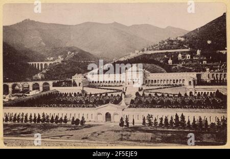 Panorama del Camposanto. Vue lointaine sur le cimetière monumental de Staglieno, un grand complexe de cimetière clos par des murs des quatre côtés. Une arche au-dessous d'un fronton forme l'entrée du complexe. À l'extrémité opposée se trouve un grand bâtiment avec un toit bombé et des arcades étendues de chaque côté. (Recto, montage) en haut à gauche, crayon: 'Cimetière buildings-Italy-Genova'; en bas à gauche, encre noire: 'Ricordo di Genova'; en bas au centre, impression dactylographiée rouge: 'PANORAMA DEL CAMPOSANTO'; en bas à droite, crayon: 'Considéré comme le plus artistique.'; Banque D'Images