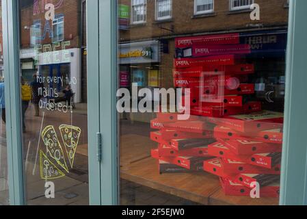 Windsor, Berkshire, Royaume-Uni. 23 mars 2021. Retirez les boîtes à pizza dans une fenêtre du restaurant. Il y a un an aujourd'hui, l'Angleterre entra dans le premier confinement de Covid-19. Windsor a été très calme aujourd'hui car beaucoup de gens continuent de suivre les règlements du gouvernement de séjour à la maison. Crédit : Maureen McLean/Alay Banque D'Images
