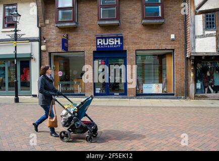 Windsor, Berkshire, Royaume-Uni. 23 mars 2021. Une dame passe devant le Rush Health & Beauty salon temporairement fermé. Il y a un an aujourd'hui, l'Angleterre entra dans le premier confinement de Covid-19. Windsor a été très calme aujourd'hui car beaucoup de gens continuent de suivre les règlements du gouvernement de séjour à la maison. Crédit : Maureen McLean/Alay Banque D'Images