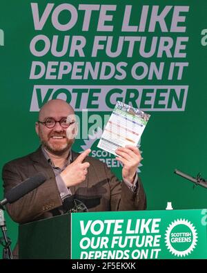 North Queensferry, Écosse, Royaume-Uni. 26 mars 2021. PHOTO : Patrick Harvie MSP - Co-leader du Scottish Green Party. Les Verts écossais marquent aujourd'hui le début de la conférence de leur parti en dévoilant une « carte de report » de fin de mandat soulignant les réalisations du parti au cours du dernier mandat parlementaire. Crédit : Colin Fisher/Alay Live News Banque D'Images