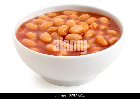 Haricots cuits à la sauce tomate dans un bol en céramique blanc isolé sur blanc. Banque D'Images