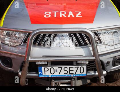 Poznan, Pologne - 26 mars 2021 : brigade des pompiers polonais - inscription sur la voiture Banque D'Images