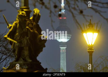 Berlin, Allemagne. 24 mars 2021. Des figures et un feu de rue sur le pont Moltke encadrent la tour de télévision de Berlin. Credit: Stefan Jaitner/dpa/Alay Live News Banque D'Images