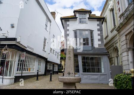 Windsor, Berkshire, Royaume-Uni. 23 mars 2021. Des rues pavées vides à Windsor, à côté de la Crooked House. Jersey Pearl a fermé leur boutique qu'ils étaient en cours d'exécution de la Crooked House. Il y a un an aujourd'hui, l'Angleterre entra dans le premier confinement de Covid-19. Windsor a été très calme aujourd'hui car beaucoup de gens continuent de suivre les règlements du gouvernement de séjour à la maison. Crédit : Maureen McLean/Alay Banque D'Images