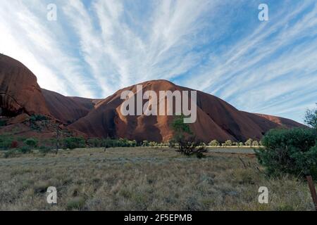 Vue en soirée d'une section de Kata Tjuṯa, un groupe de grandes formations rocheuses bombées dans le parc national de Uluṟu-Kata Tjuṯa, territoire du Nord, Australie Banque D'Images