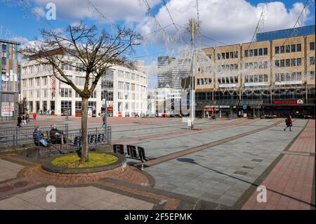 Essen, Rhénanie-du-Nord-Westphalie, Allemagne - les rues commerçantes vides au deuxième confinement, crise de Corona, restaurants et magasins fermés, peu de gens dehors un Banque D'Images