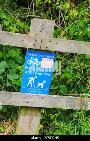 Un panneau indiquant « Please Clean up after your dog », sur le National cycle Network, route numéro 55, Gnosall, Staffordshire, Angleterre, ROYAUME-UNI Banque D'Images