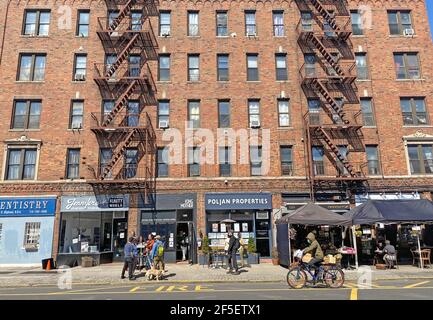 Printemps 2021 malgré la pandémie continue de Covid-19, les gens commencent à sortir, à socialiser davantage et sont heureux restaurants et d'autres lieux sont partiellement rouverts. Cortelyou Road, Brooklyn, New York. Banque D'Images