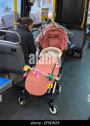 Maman s'occupe de sa petite fille en prenant un bus à Brooklyn, New York. Banque D'Images